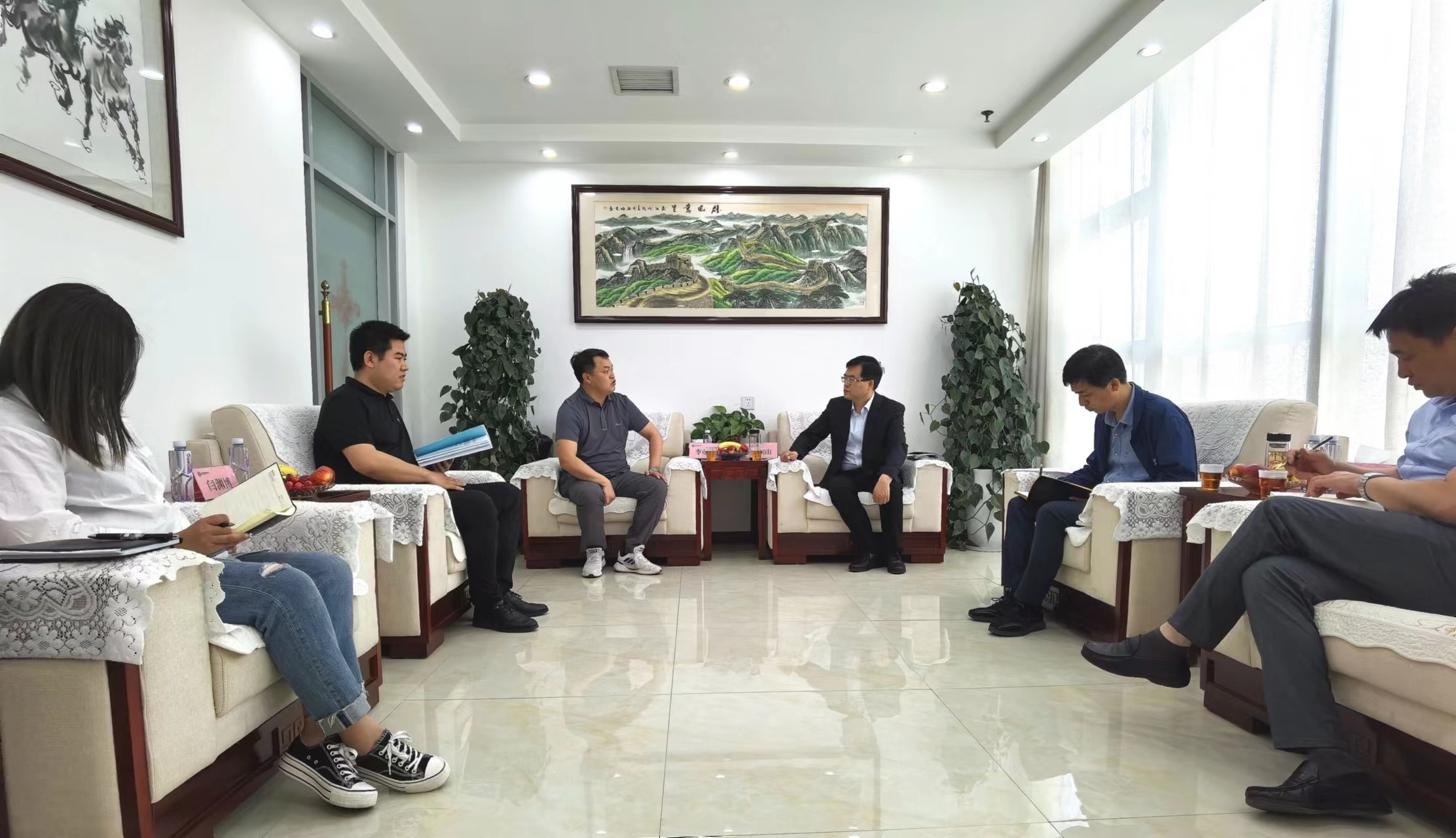 铜川市公车办、市机关事务中心副主任赵铜山一行 莅临易迅通科技有限公司调研